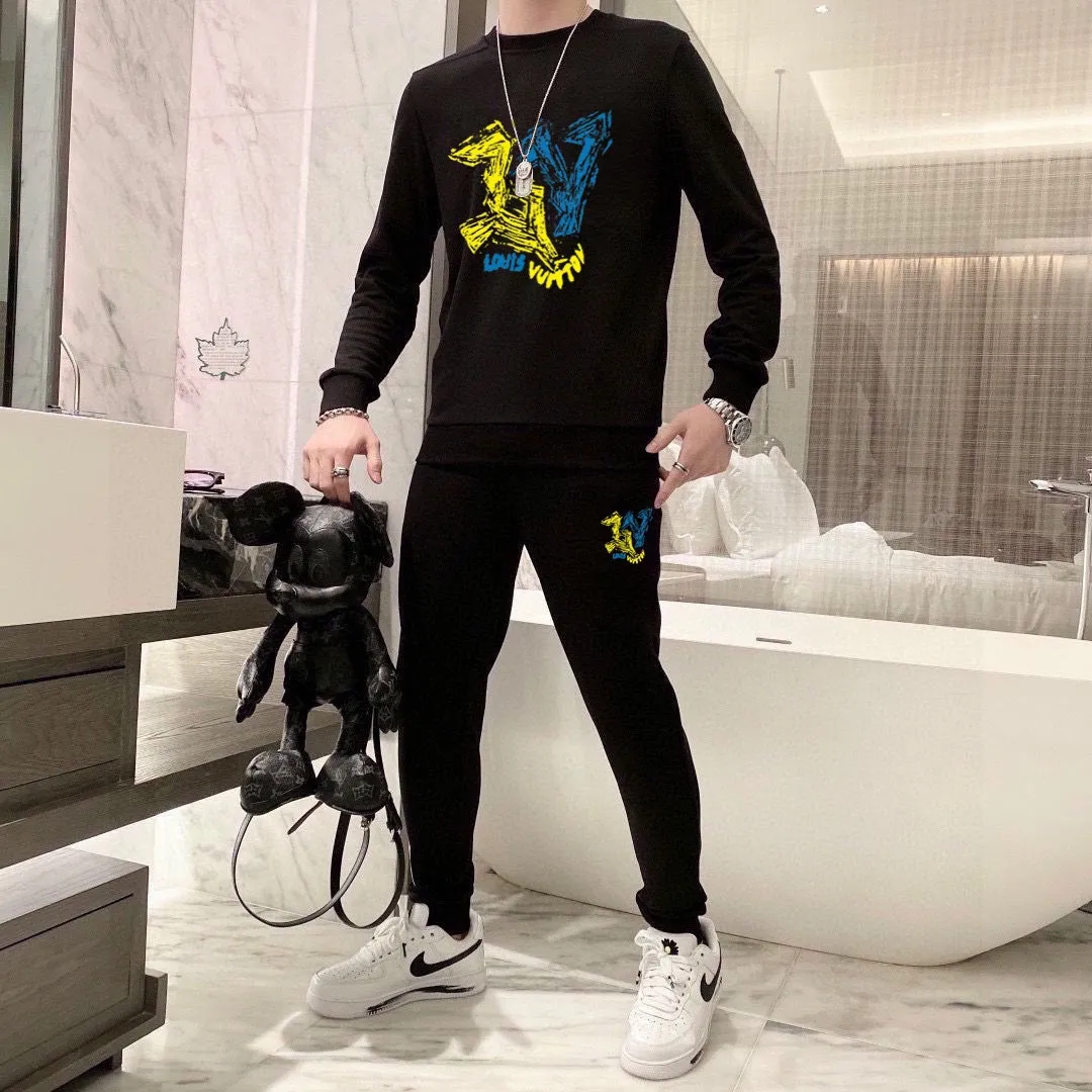 🅿️380 [LV Louis Vuitton] (Fat Man Gospel) hot-selling suit is coming. Focus on the original version of the official website. 2025 new hot-selling sweatshirt suit. The original order is hard to buy🇭🇰. It is the meticulous work of top designers for a fitting and perfect upper body effect. All-natural high-quality Roman cotton 100%, close-fitting comfort, noble and elegant! Original hardware embodies elegance and nobility! Counter size: M-5XL (maximum wear up to 220 pounds)